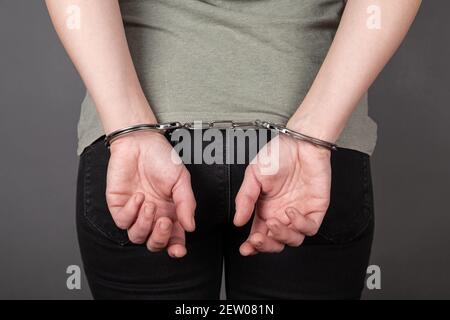 Frau in Handschellen Nahaufnahme, Festnahme wegen Gesetzesbruch Stockfoto