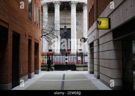 Paternoster Square, London, Großbritannien. März 2021, 2nd. Lockdown Leben: Geschlossene Geschäfte und leere Straßen in der Nähe von St. Paul's. Kredit: Matthew Chattle/Alamy Live Nachrichten Stockfoto