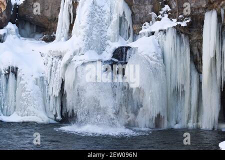 Wasserfall im Winter zugefroren Stockfoto