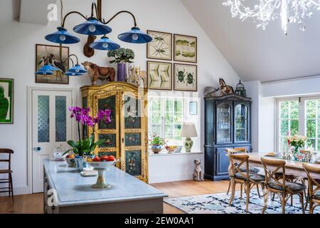 Gerahmte Drucke mit vintage Terre d'Hautaniboul Lichter und Italienisch bemalt Schrank in Dorset Bauernhaus Küche Stockfoto