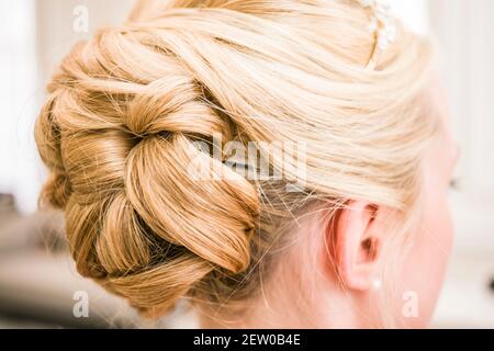 Seitenansicht der französischen Flechtshaarfrisur Stockfoto