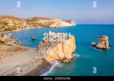 Luftaufnahme der Küste von Aphrodite's Rock - eine beliebte Touristenattraktion in der Nähe von Paphos, Zypern Stockfoto