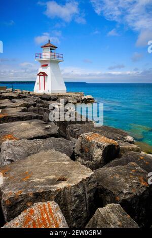 Spektakulärer weißer Leuchtturm in Lions Head, Ontario Stockfoto