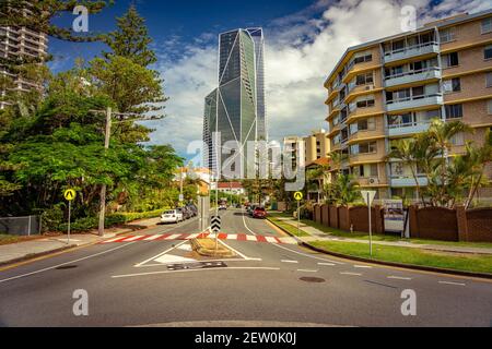 Surfers Paradise, Gold Coast, Australien - 28. Feb 2021: Blick auf die Straße mit Jewel Luxus Apartments im Hintergrund Stockfoto