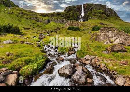 Bjarnafoss Wasserfall auf island mit Fluss im Vordergrund, Sommer Stockfoto