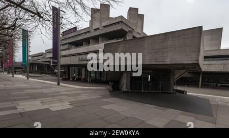 Das "Lockdown"-Schild an einem leeren Nationaltheater auf der South Bank in London während der Coronavirus-Pandemiekrise. Stockfoto