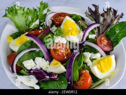 Salat bestehend aus Eiern, Ziegenkäse und frischem Frühlingsmix. Stockfoto