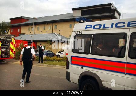 DIE BEREITSCHAFTSPOLIZEI VERLÄSST DIE HAFTANSTALT HARMONDSWORTH NACH DER VON DESTURBANCES VERURSACHTEN DER TOD EINES INMATE,20/7/04 PILSTON Stockfoto