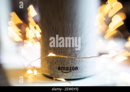 Schönes Foto von Amazon Alexa mit herzförmigem Bokeh, aufgenommen mit Lensbaby für Kreativität. Stockfoto