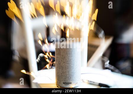 Schönes Foto von Amazon Alexa mit herzförmigem Bokeh, aufgenommen mit Lensbaby für Kreativität. Stockfoto