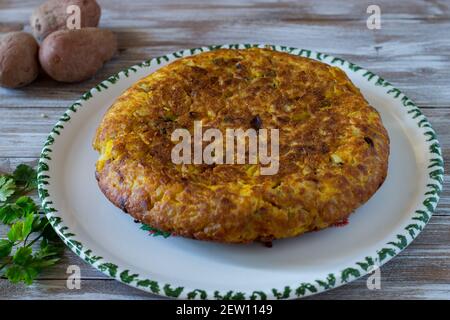 Hausgemachtes Kartoffel-Omelett mit Freilandeiern und Bio-Kartoffeln Stockfoto