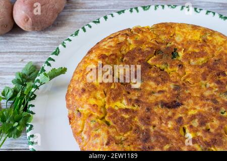 Hausgemachtes Kartoffel-Omelett mit Freilandeiern und Bio-Kartoffeln Stockfoto