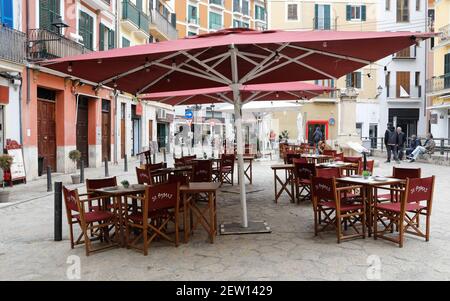 Palma, Spanien. März 2021, 02nd. Der Außenbereich einer Bar ist immer noch ziemlich leer. Nach einer siebenwöchigen Corona-Zwangsschließung haben die Gastronomen auf Mallorca erstmals wieder Gäste empfangen. Als Folge einer Verbesserung der Pandemiesituation auf der Ferieninsel dürfen sie die Außenbereiche seit Dienstag wieder öffnen. Quelle: Clara Margais/dpa/Alamy Live News Stockfoto