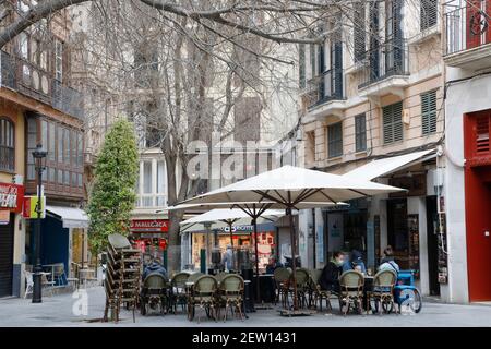 Palma, Spanien. März 2021, 02nd. Der Außenbereich einer Bar ist immer noch ziemlich leer. Nach einer siebenwöchigen Corona-Zwangsschließung haben die Gastronomen auf Mallorca erstmals wieder Gäste empfangen. Als Folge einer Verbesserung der Pandemiesituation auf der Ferieninsel dürfen sie die Außenbereiche seit Dienstag wieder öffnen. Quelle: Clara Margais/dpa/Alamy Live News Stockfoto