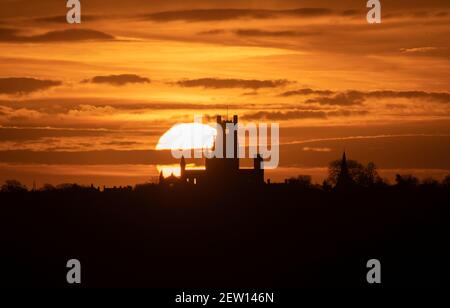 Dawn Behind Ely Cathedral, Cambridgeshire, Großbritannien Stockfoto