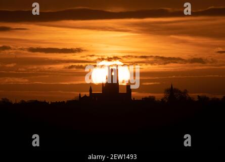 Dawn Behind Ely Cathedral, Cambridgeshire, Großbritannien Stockfoto