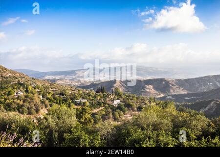 Blick von einem kleinen Bergdorf in Zypern, mit Blick auf die Hügel und das Troodos-Gebirge Stockfoto