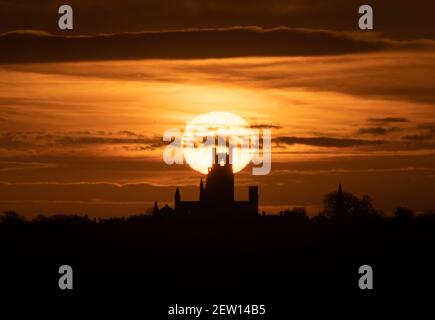 Dawn Behind Ely Cathedral, Cambridgeshire, Großbritannien Stockfoto