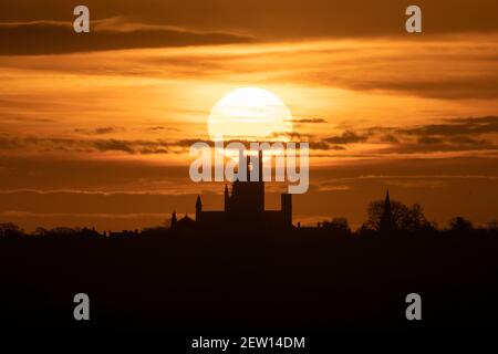 Dawn Behind Ely Cathedral, Cambridgeshire, Großbritannien Stockfoto