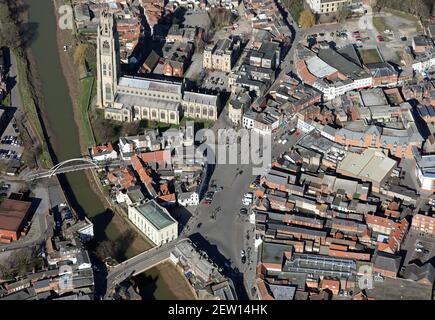 Luftaufnahme von Boston Stadtzentrum mit dem Market Place und St. Botolph's Church (Boston Stump) prominent, Lincolnshire, Großbritannien Stockfoto