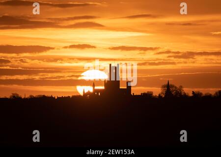 Dawn Behind Ely Cathedral, Cambridgeshire, Großbritannien Stockfoto