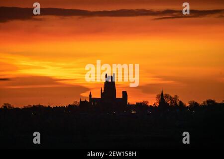Dawn Behind Ely Cathedral, Cambridgeshire, Großbritannien Stockfoto