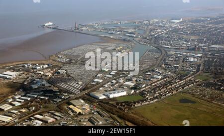 Luftaufnahme der Hafenstadt Grimsby (oder Great Grimsby, wie sie bekannt sein kann) in NEast Lincolnshire. Diese Ansicht stammt aus dem Nordwesten und blickt auf die A180 Stockfoto