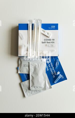 Ein NHS Covid-19 Selbsttestkit Stockfoto