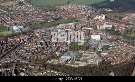 Luftaufnahme des Stadtzentrums von Selby aus dem Süden, mit dem Tesco-Supermarkt und anderen Neubauarbeiten an der Portholme Road im Vordergrund Stockfoto