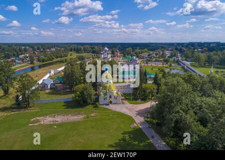 Sonniger Julitag über dem Tichvin Theotokos Himmelfahrtskloster (Luftaufnahme). Leningrad, Russland Stockfoto
