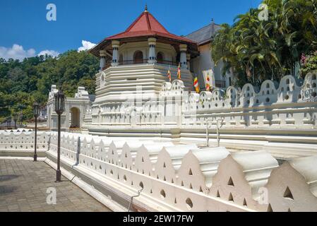 Der Oktagon-Turm ist der Aufbewahrungsort für Buddhas Zahn im Shri Dalada Maligawa Tempel. Königspalast von Kandy. Sri Lanka Stockfoto