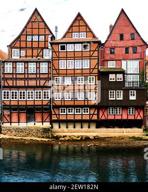 Fachwerkhäuser am historischen Hafen von Lüneburg, Deutschland, am Ufer der Ilmenau Stockfoto