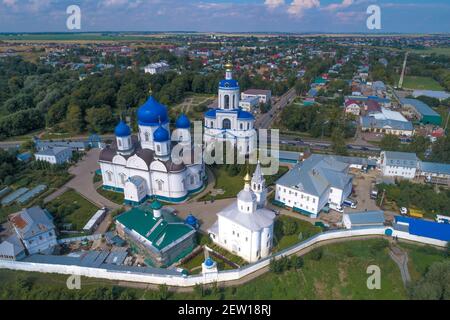 Ein Blick von oben auf die Kirchen des Heiligen Bogolyubsky Nunnery am Augustnachmittag (Luftaufnahme). Bogolyubowo, Region Wladimir. Russland Stockfoto