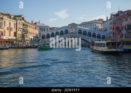 VENEDIG, ITALIEN - 27. SEPTEMBER 2017: Blick auf die Rialtobrücke an einem Septembermorgen Stockfoto