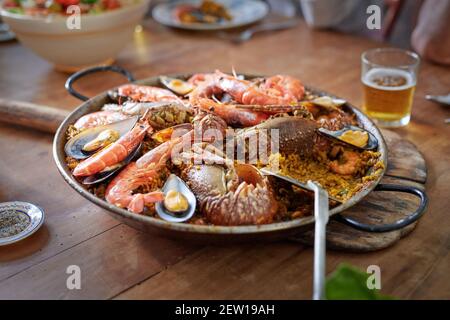 Schmackhafte traditionelle Meeresfrüchte Paella Gericht aus Reis und Garnelen Serviert auf dem Tisch im spanischen Restaurant Stockfoto