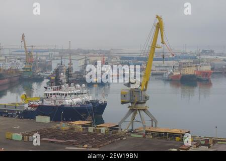 BAKU, ASERBAIDSCHAN - 04. JANUAR 2018: Nebliger Morgen in der Iljitsch Bucht. Frachthafen von Baku Stockfoto