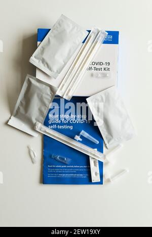 Ein NHS Covid-19 Selbsttest-Kit mit Negativtest Stockfoto