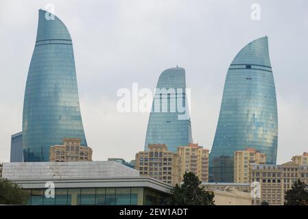 BAKU, ASERBAIDSCHAN - 29. DEZEMBER 2017: Blick auf den Hochhauskomplex Flame Towers an einem bewölkten Dezembermorgen Stockfoto