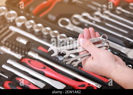 Werkzeugspeicher. Nahaufnahme von männlichen Handschlüsseln. Auto-Reparatur-Kit im Werkzeugkasten. Reparaturwerkzeugerinstrumenten-Set. In der Werkzeugkiste gibt es schwarz-rote wrenc Stockfoto