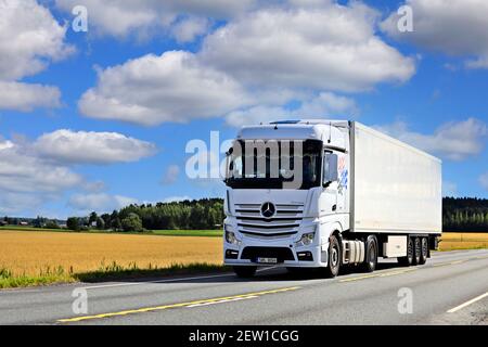 Weißer Mercedes-Benz Actros 1845 LKW zieht FRC Sattelauflieger auf der Autobahn 2 an einem sonnigen Sommertag. Jokioinen, Finnland. 28. August 2020. Stockfoto