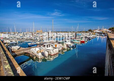 Frankreich, Vendée (85), île de Noirmoutier, Noirmoutier-en-l'Ile, bateaux au mouillage et ponton d'accès au Port de plaisance de l'Herbaudière Stockfoto