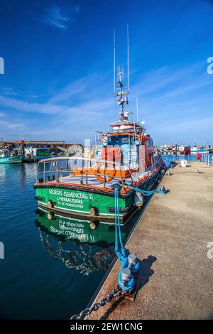 Frankreich, Vendée (85), île de Noirmoutier, Noirmoutier-en-l'Ile, Canot tout temps SNS 069, le Georges Clémenceau II dans le Port de pêche de l'Herbaudière Stockfoto