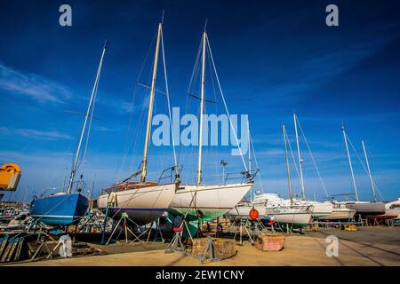 Frankreich, Vendée (85), île de Noirmoutier, Noirmoutier-en-l'Ile, bateaux de plaisance en cale sèche sur un chantier Naval du Port de l'Herbaudière Stockfoto