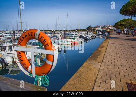 Frankreich, Vendée (85), île de Noirmoutier, Noirmoutier-en-l'Ile, bouée de secours sur le quai du Port de l'Herbaudière Stockfoto