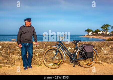 Frankreich, Vendée (85), île de Noirmoutier, Noirmoutier-en-l'Ile, petite Pause d'un cycliste lors du Passage d'un gréement devant la Plage de la Madeleine Stockfoto