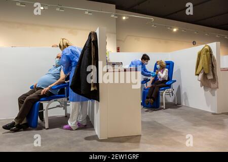 Rom, Italien. März 2021, 2nd. Die Menschen erhalten die Moderna Anti Covid 19 Schuss in der Impfstelle Verabreichung 231 Dosen pro Tag an die über 80s im Auditorium in Rom. Quelle: Stephen Bisgrove/Alamy Live News Stockfoto