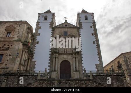 Caceres, Spanien. Die Iglesia de San Francisco Javier (St. Francis Xavier Kirche) Old Monumental Town, ein Weltkulturerbe Stockfoto