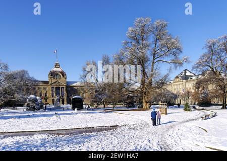 Frankreich, Bas Rhin, Straßburg, Neustadt aus der deutschen Zeit als Weltkulturerbe der UNESCO, Place de la Republique, Kriegsdenkmal, eine Mutter hält ihre beiden sterbenden Söhne, der eine blickt auf Frankreich und der andere auf Deutschland und den Palais du Rhin (ehemaliger Kaiserpalast) Stockfoto