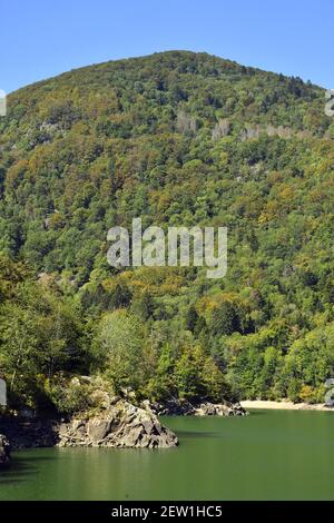 Frankreich, Haut Rhin, Puppental, Sewen, Sewensee Damm am Fuße des Ballon d'Alsace und der Gipfel des Ballon d'Alsace (1241 m) im Hintergrund Stockfoto