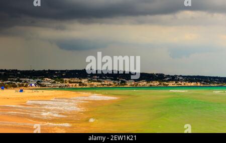 Die schönsten Sandstrände Apuliens (Italien): Pescoluse, die Malediven von Salento. Im Hintergrund die Marine von Torre Vado. Stockfoto